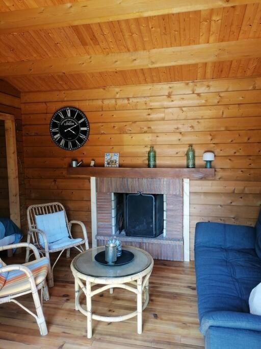 Chalet En Pleine Nature Au Bord D'Un Etang Lanvallay Luaran gambar